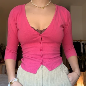 Rosa tröja - Säljer min superfina rosa tröja som tyvärr inte kommer till användning! Det står att den är storlek M men jag skulle beskriva den som en S!! 💞 köparen står för frakten men jag möter även upp i Lund💞 