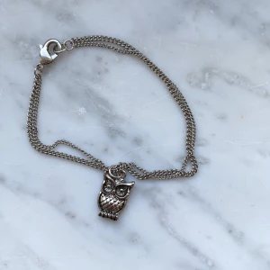 Armband med berlock - Gulligt armband med liten Uggla som berlock 💕 längd: 17cm 