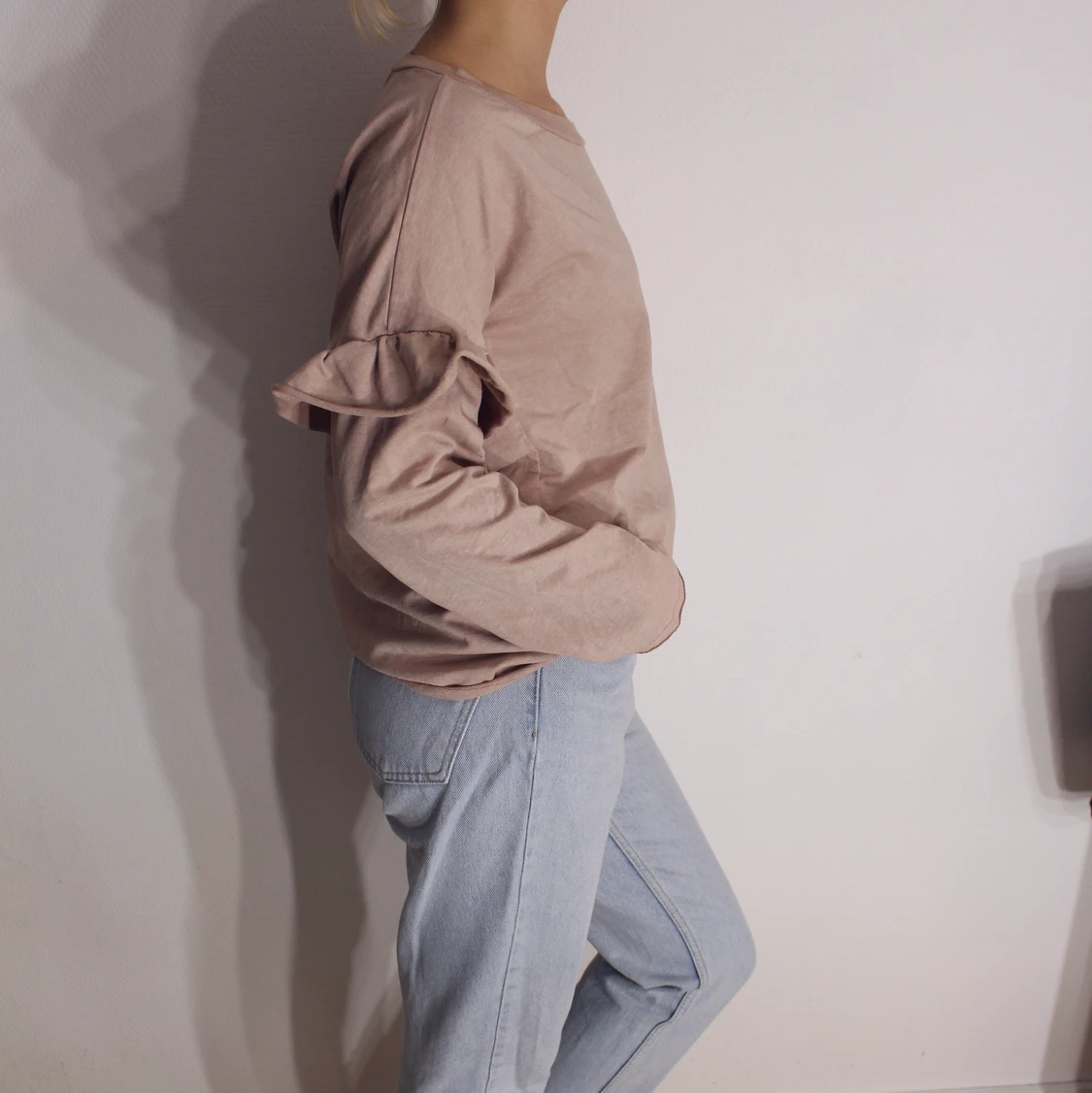 Ljus rosa college tröja med volanger 💕 - 90