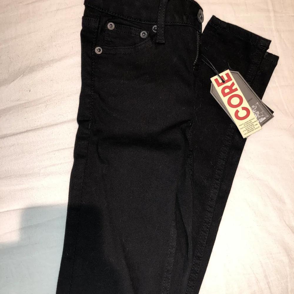 Ett par svarta crocker jeans i modellen 211 super skinny strl W23-L30 (väldigt små)                                  Aldrig använda, lapp finns kvar                                 . Jeans & Byxor.