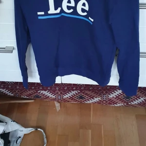 Lee sweetshirt - Im segling this sweetshirt which.passar till bàda kõn