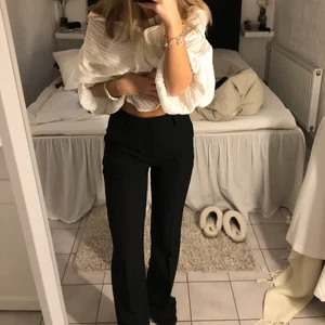 Kostymbyxor från BikBok - Strl: 36     Använda ett fåtal gånger så väldigt fint skick