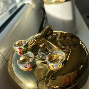 Ringar i silver  - Ringar med olika motiv! Funkar som fingerring och tåringar. De är justerbar och där med passar de alla!                                                                           De är i äkta silver, Stempel finns!                                        Det ett begränsat antal så passa på medans det finns. 1 för 69 eller 2 för 110kr! Såklart helt nya