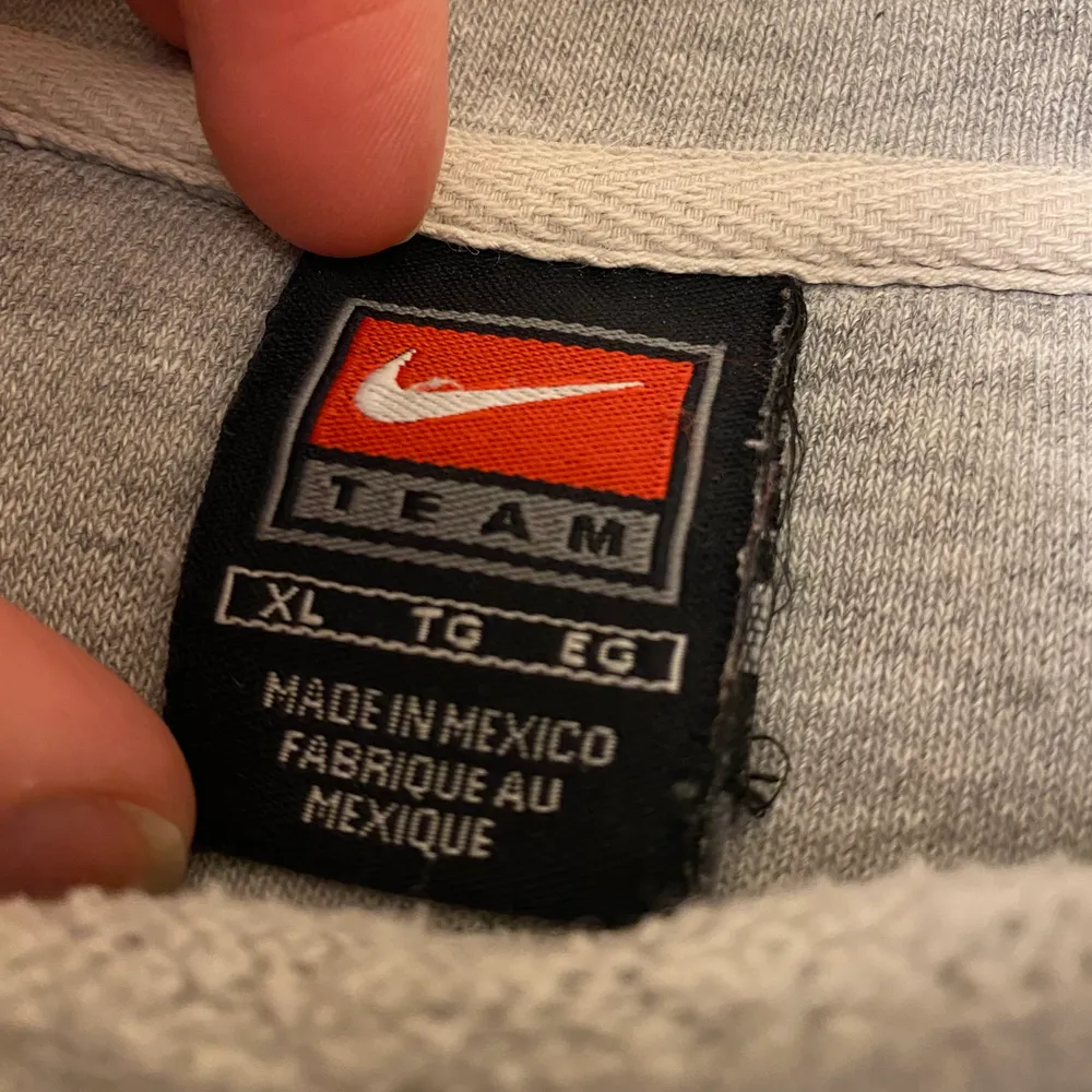 Intressekoll på min sjukt snygga vintage Nike sweatshirt som jag tyvärr inte får någon användning av, använd max 2 gånger! Köpt på Urban Outfitters på deras vintage kategori (slutsåld), HÖGSTA BUD: 950 + frakt! Köp direkt för 1000 + frakt! Budgivning avslutas 6/3 kl. 20:00. Tröjor & Koftor.