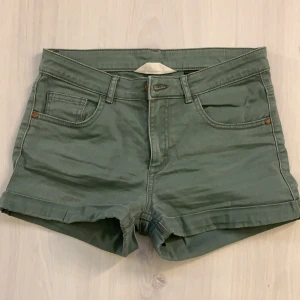 Shorts  - Snygga gröna jeansshorts från hm! Passar xs/s! Frakten ingår inte i priset utan läggs till (60kr)💕