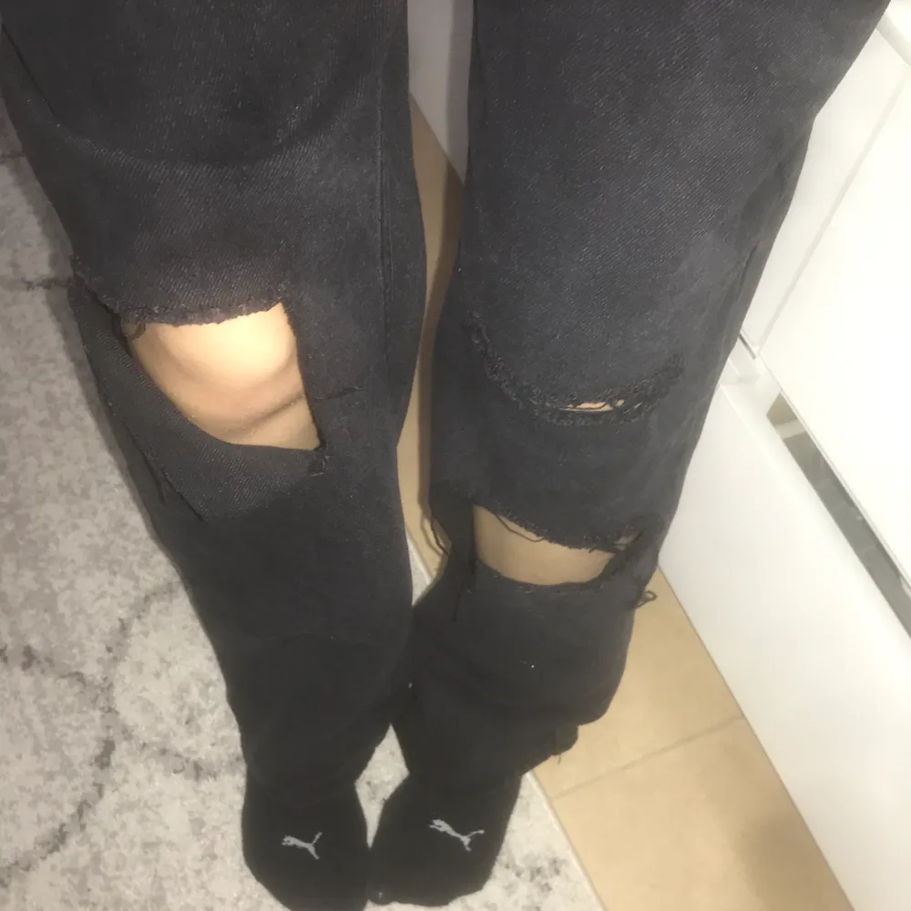 säljer mina svarta jeans eftersom dom är för stora. köpta från shein det står att dom är i storlek s men dom är större som storlek m. jensen har inga hål utan dom som är designad så. Jeans & Byxor.