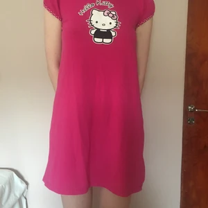 Hellokitty nattlinne - Rosa nattlinne med hellokitty på. Fint att knyta upp eller kanske klippa av till en T-shirt. Den är i barnstorlek men sitter bra på mig som brukar ha S på tröjor. Bra skick! 