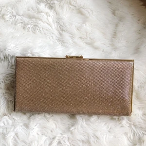 Clutch från Accessorize  - Helt oanvänd och perfekt till nyår elr när man vill känna sig extra glittrig 🌹💕✨👏🏻