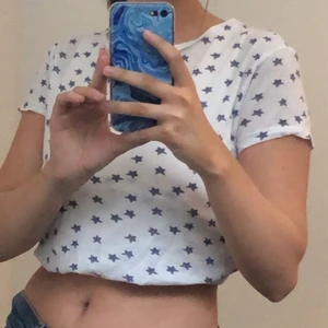 Söt t-shirt med stjärnor  - Denna söta t shirt är i bra skick och är knappt använd. Passar till det mesta och perfekt nu när de börjar bli varmare :) köpt på second hand 