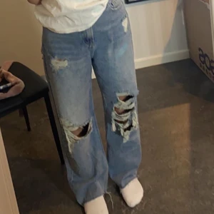 Boyfriend jeans - Säljer dessa fina jeans då dem tyvärr sitter lite för pösigt för min smak. Dem är i storlek S men är väldigt stora i storleken så  skulle även kunna passa en M❤️