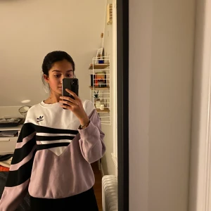 Adidas tröja - Säljer denna skiiiiitsnygga adidaströjan som jag knappt använt! Så sjukt snygg ❤️❤️❤️❤️ frakt tillkommer