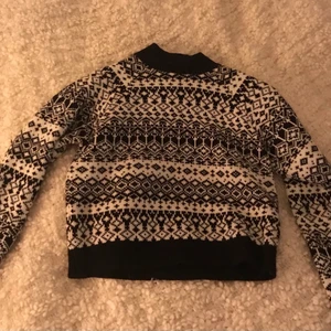 Stickad tröja - En så cool stickadtröja i jätteskönt material. Sticks inte alls! Storlek s men passar lika bra en xs💗 179kr exklusive frakt