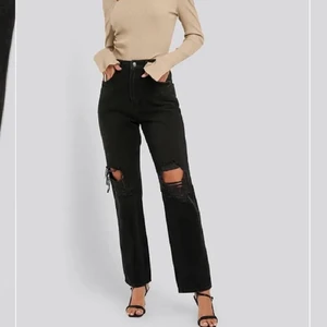 Svarta jeans - Säljer nu mina fina svarta jeans med hål från nakd, de sitter mycket finare i värkligeheten än på modellen så skriv privat för fler bilder. De sitter superfint i längden på mig som är 164. BUDA! (Spegeln är smutsig på andra bilden)
