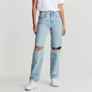 90s high waist jeans  - Jag säljer dessa populära jeansen från Gina, de är i bra skick, inte använt många gånger. Jeansen är superfina men passar inte riktigt mig. Jag köpte de för 599kr men säljer för 350kr. Kom privat för fler bilder. Buda om fler vill köpa. 