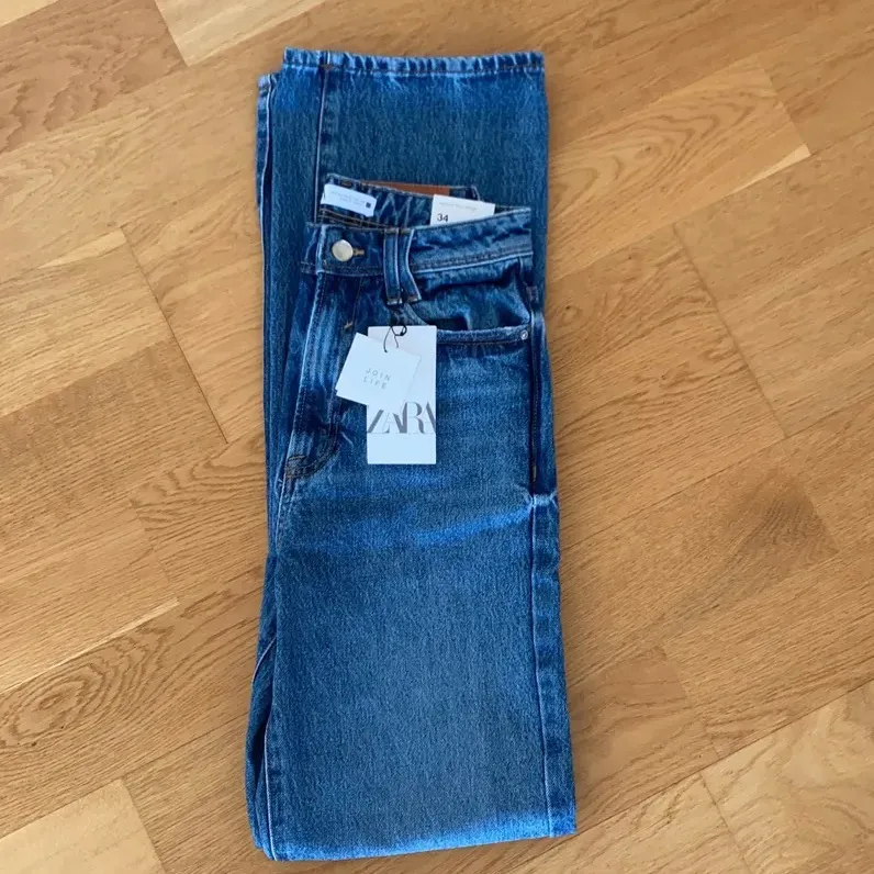 Säljer de super populära full length jeansen från Zara som är slutsålda över allt! Storlek 34 och helt oanvända, lappen sitter kvar✨ Dem är långa i benen och sitter super snyggt på kroppen💕  Frakten är 66kr buda i kommentarerna, budgivningen slutar torsdag 18 februari❤️ SÄLJER DIREKT för 400+frakt. Jeans & Byxor.