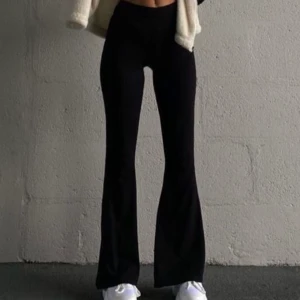 Yogapants ”Petra Trousers” GINATRICOT - Utsvängda byxor som är höga i midjan och väldigt stretchiga. Större XS-M kan ha de här enligt mig! Sytt upp de 5cm då jag har kortare ben, så inget för dig som har längre ben. Ena sömmen är mörkblå (se bild) men blixten från den att se ljusare ut, inget man ser när de väl är på! Jag är 159cm och de sitter bra i längd! ORIGINALPRIS 199:- FRAKT TILLKOMMER! Möter inte upp! 