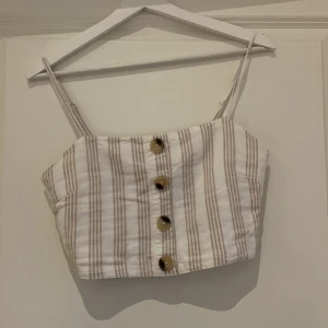 Topp från Gina - Söt topp från Gina i storlek 34. Aldrig använd, så i superfint skick!!