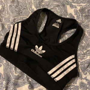 Sprort topp - Snygg adidas sportopp!!! Använd en gång. Säljer pga förliten. 