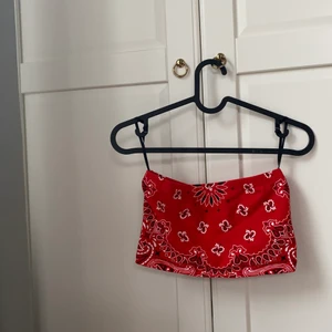 röd tubtopp - Röd tubtopp från Forever 21. Knappt använd 