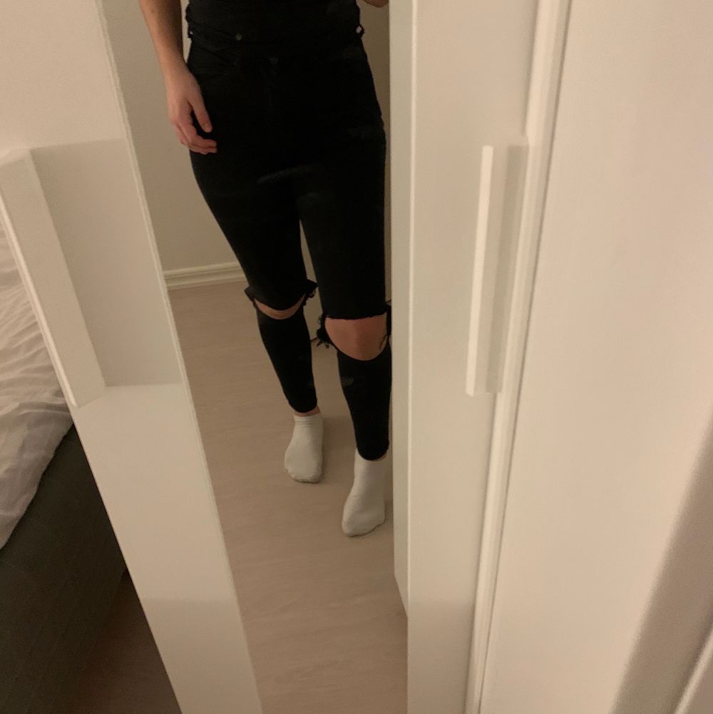 Svarta jeans från gina som jag själv klippt hål i! Jättefina jeans och det är inte en utfärgad svart utam de är i princip helt nya! Säljer pga använder inte då de blivit för små och inte min stil längre! Är i storlek xs men passar ävem mig som är en S i byxor!. Jeans & Byxor.