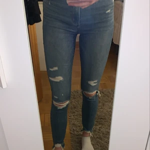 Abercrombie & Fitch jeans  - Helt nya Abercrombie & Fitch jeans, slitningar på knän och framme och bak vid fötterna. Endast prövade så jättefint skick. Högmidjade! 