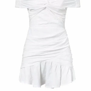 VIT KLÄNNING/ STUDENTKLÄNNING 💞 - OANVÄND vit klänning som passar till allt. Student/ sommar/ vardagsklänning. små i storleken från Dennis Maglic. 