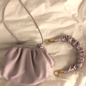 Lavendel-lila väska  - Så otroligt gullig och fin lavendellila väska. Finns två olika handtag som man kan byta mellan. Inte min stil tyvärr 💘