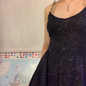 Glittrig jumpsuit - Glittrig fin jumpsuit. Byxben men ser ut som om det är en kjol. Välldigt skönt och stretchig material.❤️ Inte använd och därför i nyskick. Perfekt till nyår eller andra festliga tillfällen❤️