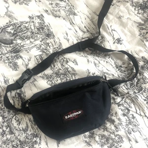 Eastpak magväska  - Säljer denna söta magväskan från Eastpak i mörkblå. Endast använd ett fåtal gånger så i mycket fint skick, fack på baksidan och inuti 