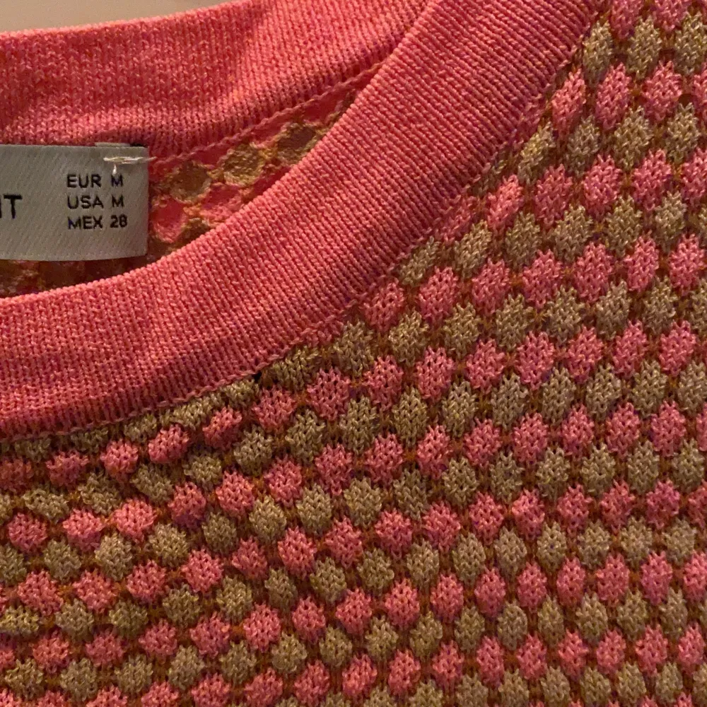 Superfint Zara stickad t - shirt som inte säljs längre. Jättefin beige / rosa färg och aldrig använd. Bra kvalité och i storlek M. Toppar.