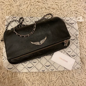 Zadig väska - Säljer denna Zadig Voltaire väska som jag har använt under ca 1,5 års tid. Den har lite repor fram men annars så är den i bra skick. Står ej för frakten💕💕