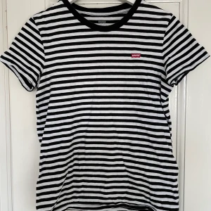 Levis tröja  - Snygg randig tröja från Levi’s med logga på bröstet. Väldigt bra skick. Spårbar frakt med DHL inräknat i priset!!