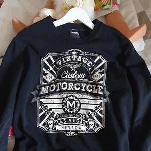 En vintage tröja  - Säljer min söt vintage tröja i mycket bra skick. OCH passar till båda kön. Finns fler bilder .NY pris 999.säljer den för 359.Sitter som över size och mycket mysig 