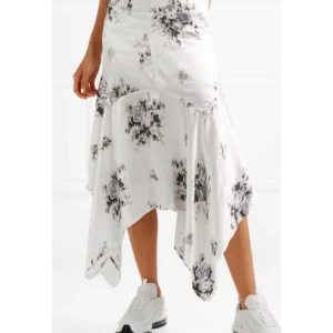 GANNI « Cameron » satin blommig långkjol - GANNI snyggaste "Cameron" vit blommig långkjol i satin tyg. Storlek 34. Nyskick.  Midja: 69 cm Material: 100% viskos  (pris i butik 2200 kr)  *RÖKFRI OCH DJURFRI HEM*