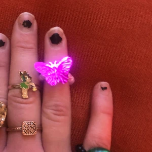 Ringar - Den med rosa pärlor och fjäril samt den svarta med grön stor pärla. Hemmagjorda med ståltråd.