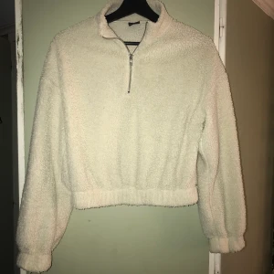 ”Ulltröja” i fleece  - Skön tröja från Gina Tricot. Använd men inget som syns. Mysig och skön men kommer inte till användning 