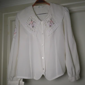 Vintageblus - Fantastisk vintageblus/skjorta med broderad krage och ärm. Toppskick! Som en M🌸