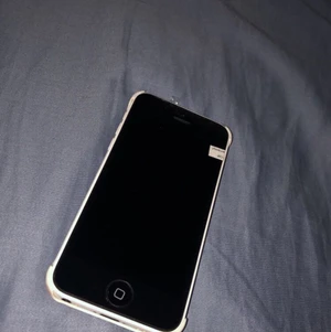 Intressekoll - Hej, tänkte kolla om någon är intresserad av en iPhone 5c. Batteriet är väldigt bra, och kan ha 100% i 2 dagar om man inte håller på med den så mycket. Plasten är kvar på framsidan då skärmen är nybytt. Det finns repor på kanten av telefonen på sidan, skicka meddelande om du vill se mer. Men det är inte något som syns när skalet är på. Skal som jag köpt följer med.      Billigare vid snabb affär 