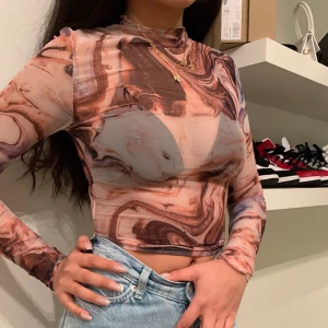 Genomskinlig topp - See thru långärmad topp, aldrig använd. SVART BIKINI UNDER inkluderas ej🤍 