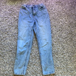 Blåa momjeans - Jag säljer ett par blåa momjeans som är för små på mig. Har inte användigt dom så mycket och dom är då inte slitna!❤️