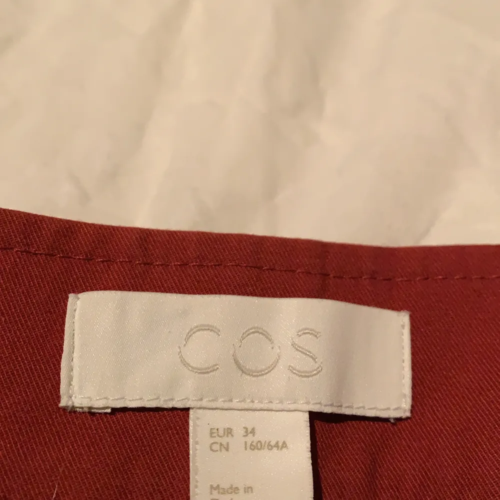 Ett par asballa röda byxor som jag hade behållt själv om det inte var för korta i benen för mig som är 170, iallafall för korta för min smak❤️ Från märket COS. Jeans & Byxor.