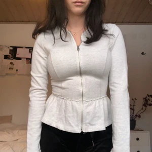 Grå hoodie i peplum-modell xs  - Grå hoodie i peplum-modell. Oanvänd 