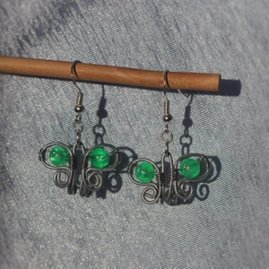 Gulliga Fjäril Örhängen 🦋  - GRATIS FRAKT. Ett par jättegulliga örhängen formade som fjärilar, egentillverkade. Pärlan är grön men kan göra i massa olika färger, kolla min profil för varianter på dessa. Krokarna är nickelfria. Kan fraktas eller mötas upp i Stockholm/Huddinge. Skriv vid frågor!!