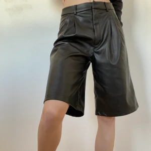 Fake-läder shorts - Säljer denna shorts. Jättesköna!! Knappt använda. Frakt ingår inte❤️