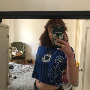 Kenzo topp - En t-shirt från Kenzo nästan inte använd. Mörkblå med olika ögontryck och kenzo märket.