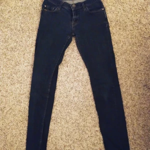 Jeans Tiger of Sweden - Jätte fina och sköna men dom är lite för stora för mig. Mörk blå har använt dom några gånger för något år sedan. Bra skicka inte alls slitna. Storlek 26/32" 
