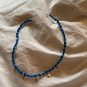 Halsband med stjärnor  - Halsband med stjärnor, ca 43 cm långt. Har sålt ett redan men finns fler!