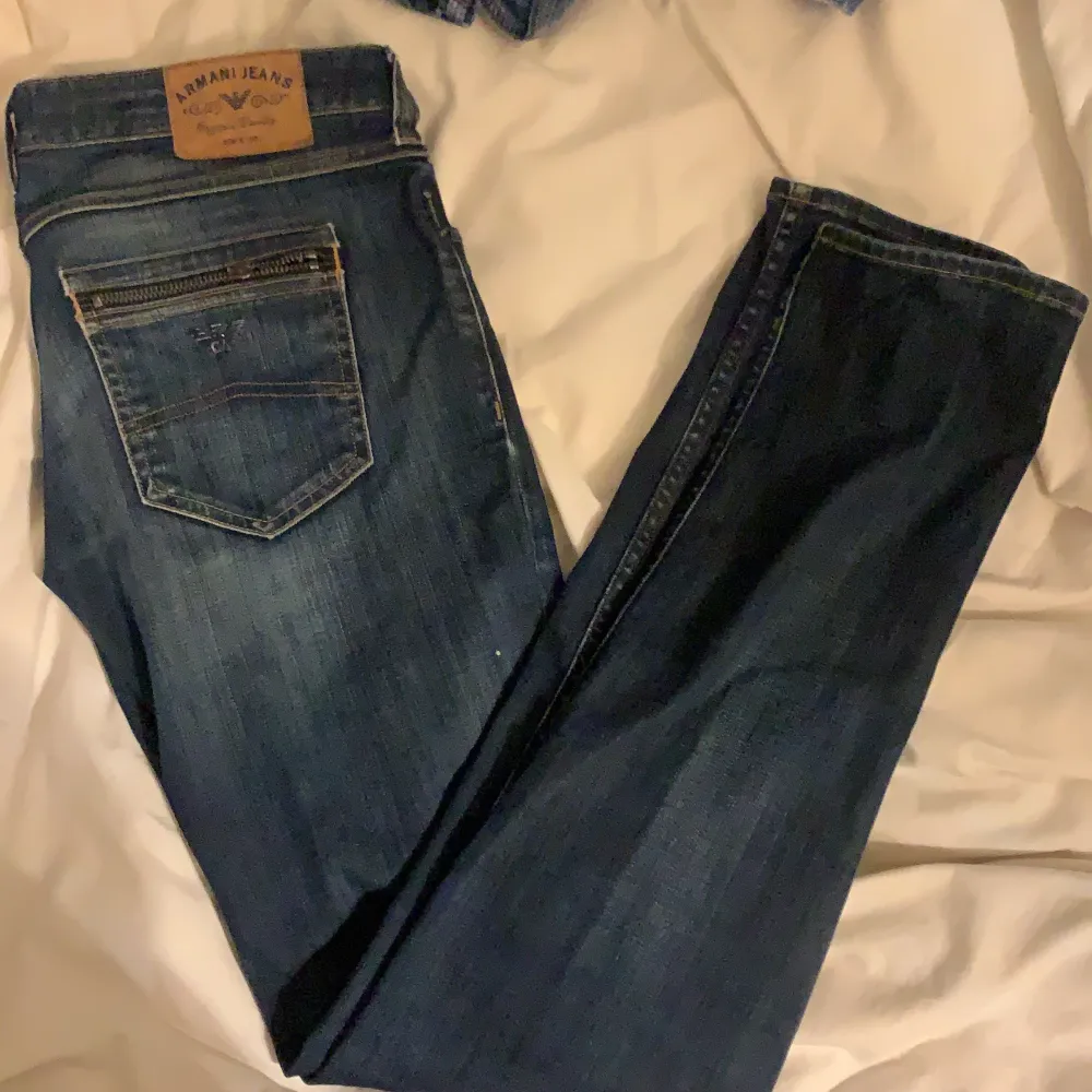 Super snygga låga raka jeans från armani, står 28 men uppskattar till en XS. Jeans & Byxor.