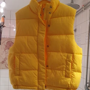 Puffer väst jacka  - I mycket bra skick och passar till båda kön. Användade 2 dager. Finns fler bilder och bud I kommenterna 