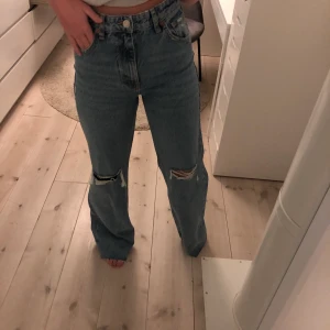 Helt nya Zara jeans!!! - Aldrig använda, zara jenas med hål